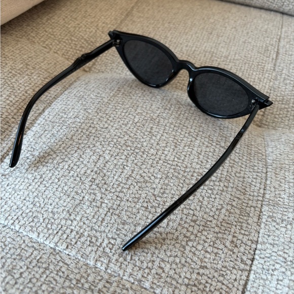 Chic Black Cat-Eye Sunglasses - Picture 2 of 3